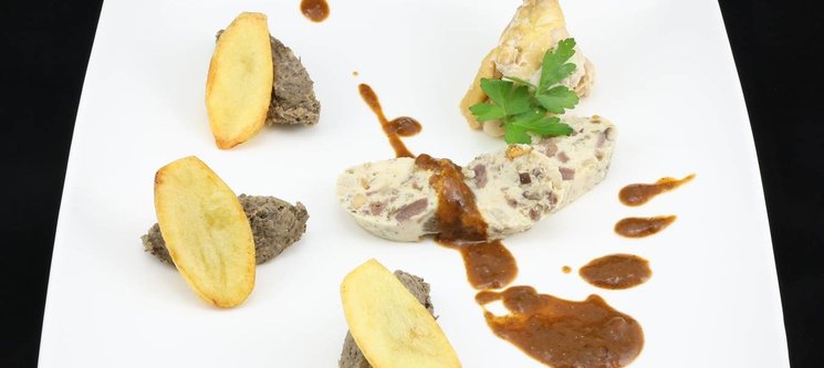 Ballotine de volaille aux champignons des bois et gésier, pommes soufflées à la graisse de bœuf, mousse de lentilles