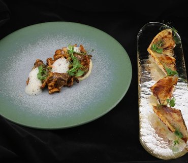 Filets de perches LOË laquées au miso blanc, chanterelles liées au chocolat blanc et noix de cajou, mousseline de topinambour