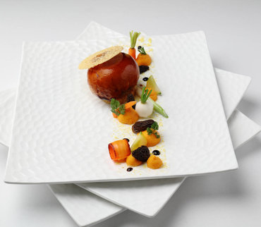 Ballotine de volaille au vieux Gruyère glacée dans son jus, mousseline de carottes et cuchaule dorée