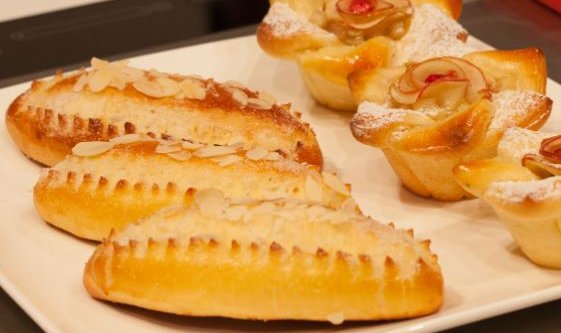 Pommes en fleurs et brioches abricots