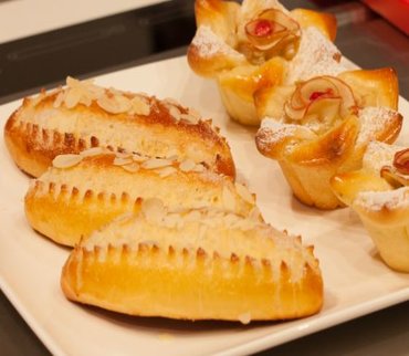 Pommes en fleurs et brioches abricots