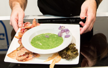 Soupe de fanes de navet et chips de vitelotte