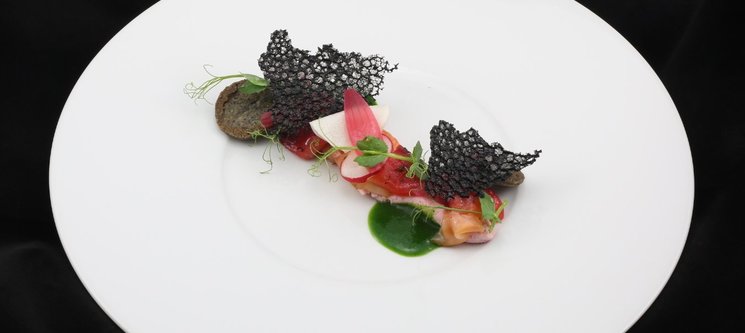 Carpaccio d'omble, son sablé à l'ail noir, crème légère de la Gruyère acidulée à la betterave de pays