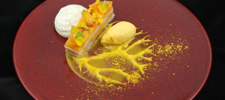 Mille feuille de butternut et filets de perches LOË fumés, yaourt et raifort, vinaigrette safran et mandarine