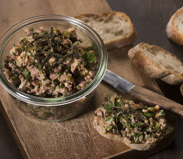 Tartare de saucisse d’Ajoie aux lentilles vertes et aux herbes