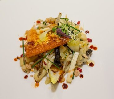 La Cuchaule façon pain perdu, au vacherin fribourgeois au dés de pommes parfumé au romarin en vinaigrette de vin cuit