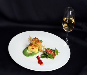 Quenelles coeur coulant de Vacherin Fribourgeois AOP et trompe l'oeil de ravioles d'épinards, salade d'épinards frais et sauce vierge noisette, tuile de vacherin au pastis