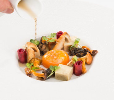 Jeu de textures et de cuissons autour des champignons d'automne et de l’œuf mollet, bouillon parfumé au thym