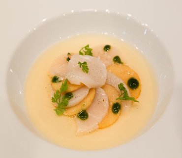 Carpaccio de St-Jacques, pommes vertes et celeri 
