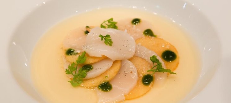 Carpaccio de St-Jacques, pommes vertes et celeri 