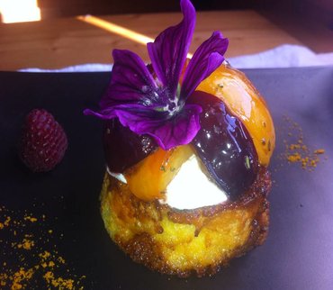 Pain perdu à l'aspérule odorante, prunes rôties, coulis cacao à l'impératoire
