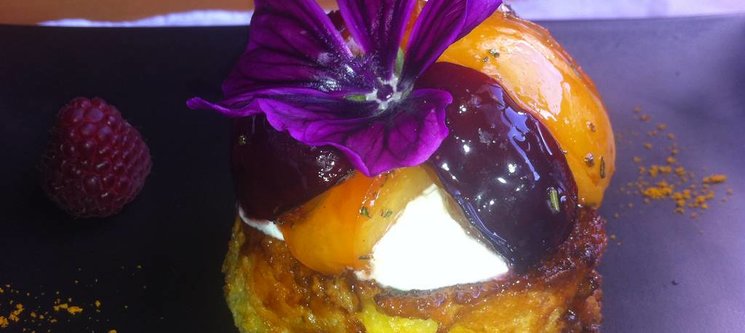 Pain perdu à l'aspérule odorante, prunes rôties, coulis cacao à l'impératoire