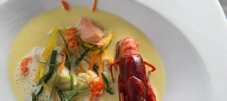 Soupe de poisson de la vallée de la Kander avec Esturgeon du Tropenhaus de Frutigen, filet de truite du lac bleu, écrevisses de rivière au safran de Mund accompagné de sauce rouille et baguette à l’ail