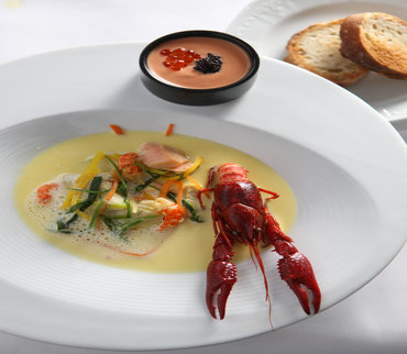 Soupe de poisson de la vallée de la Kander avec Esturgeon du Tropenhaus de Frutigen, filet de truite du lac bleu, écrevisses de rivière au safran de Mund accompagné de sauce rouille et baguette à l’ail