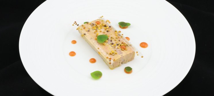 Terrine de foie gras de canard, filets de perches LOË fumés, orange, pollen 