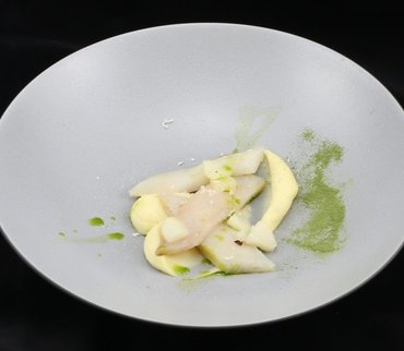 Filets de perches LOË fumés, crème de panais au raifort et poires zestées au citron bio, huile aromatique de cerfeuil