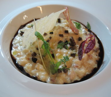 Risotto « Carnaroli Alonda » à la truffe Noire du Périgord et saucisson vaudois, jus goûteux au basilic