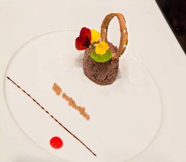 Tartare de cerf aux bolets, caviar de vinaigre de figues