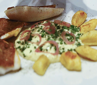 Filets de perches « LOË » en croûte de pain de seigle, Gnocchi au safran du Valais, sauce tartare