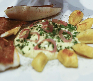 Filets de perches « LOË » en croûte de pain de seigle,  Gnocchi au safran du Valais, sauce tartare