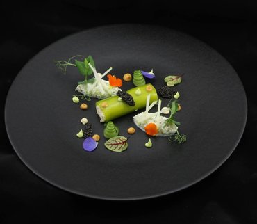 Fraîcheur de cannelloni de truite fumée de Neirivue concombre, céleri-pomme, bisque froide d'écrevisse et caviar de Frutigen