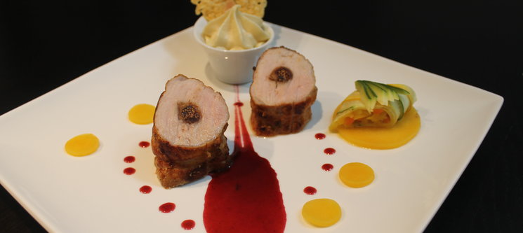 Filet mignon de porc aux figues et sa sauce vin rouge et baies, Syphon de purée à la vanille et sa tuile au Gruyère AOP, Cannelloni de légumes