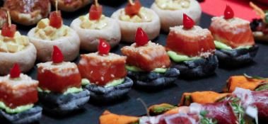 Dés de saumon sur le pain noir