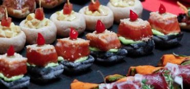 Dés de saumon sur le pain noir