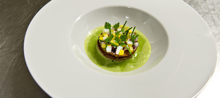 Pot-au-feu de jarret de boeuf, bouillon lié aux feuilles de céleri