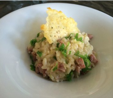 Risotto au saucisson fumé à la borne et poireaux, tuiles au gruyère AOP